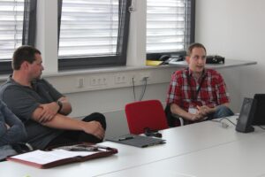 Personen diskutieren am Tisch