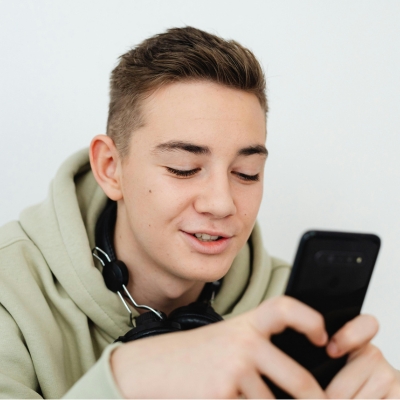 Junge am Smartphone