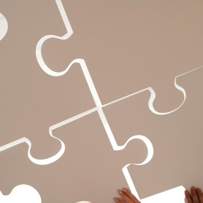 Vier Puzzleteile werden zusammengefügt