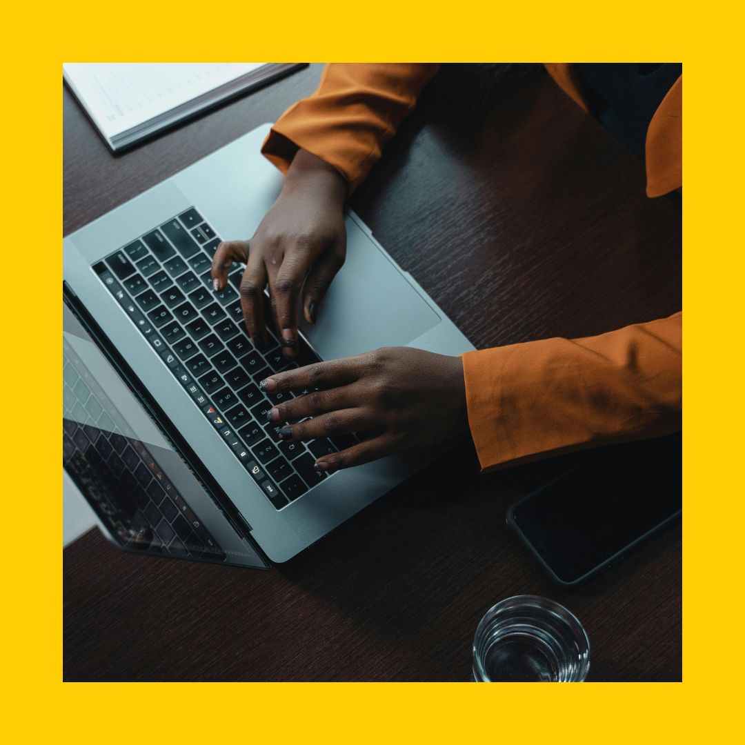 eine Person tippt etwas auf einem Laptop